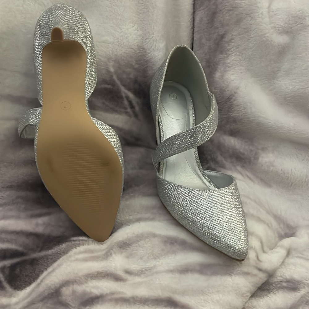 Brand: Unavailable

Color: Silver

Size:7 - Picture 2 of 2